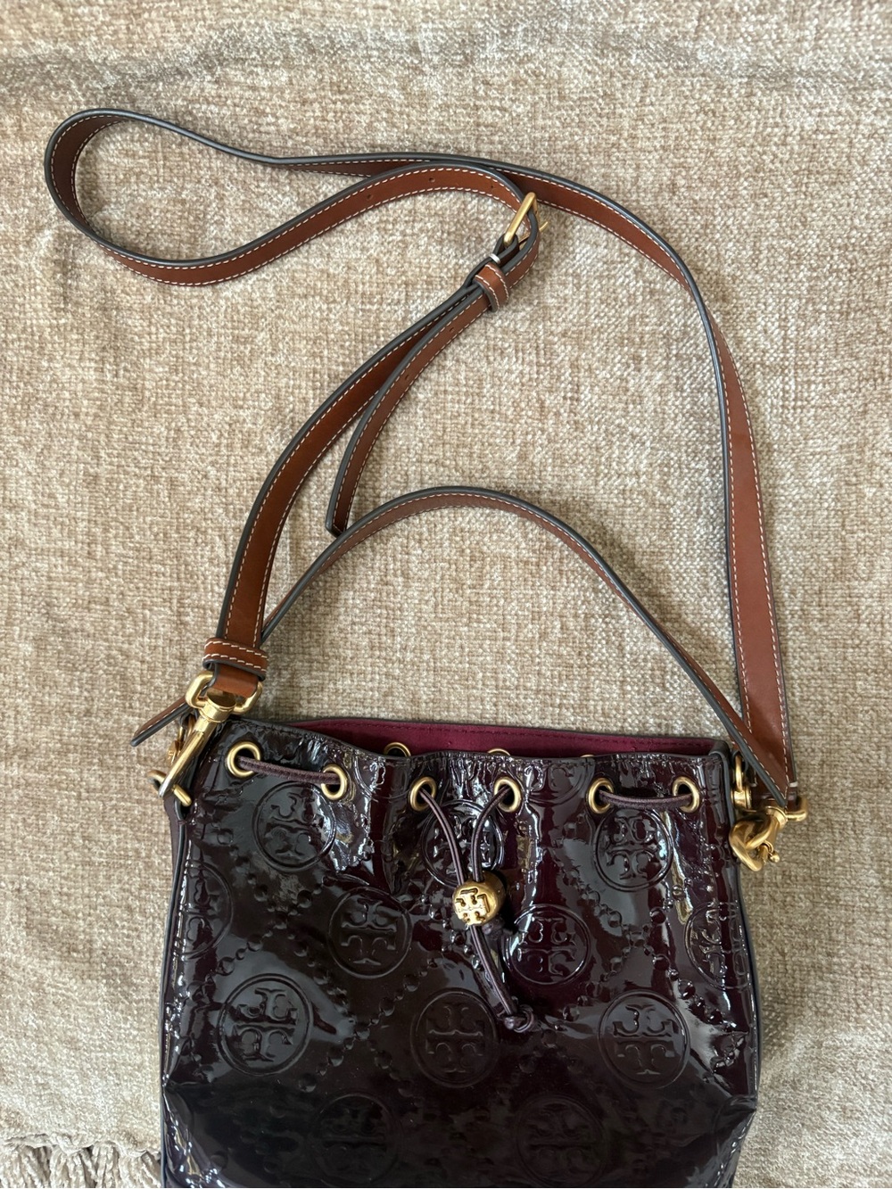 VGUC Tory Burch T Monogram Patent Embossed Bucket Bag Albarossa Deep Wine - Picture 5 of 10